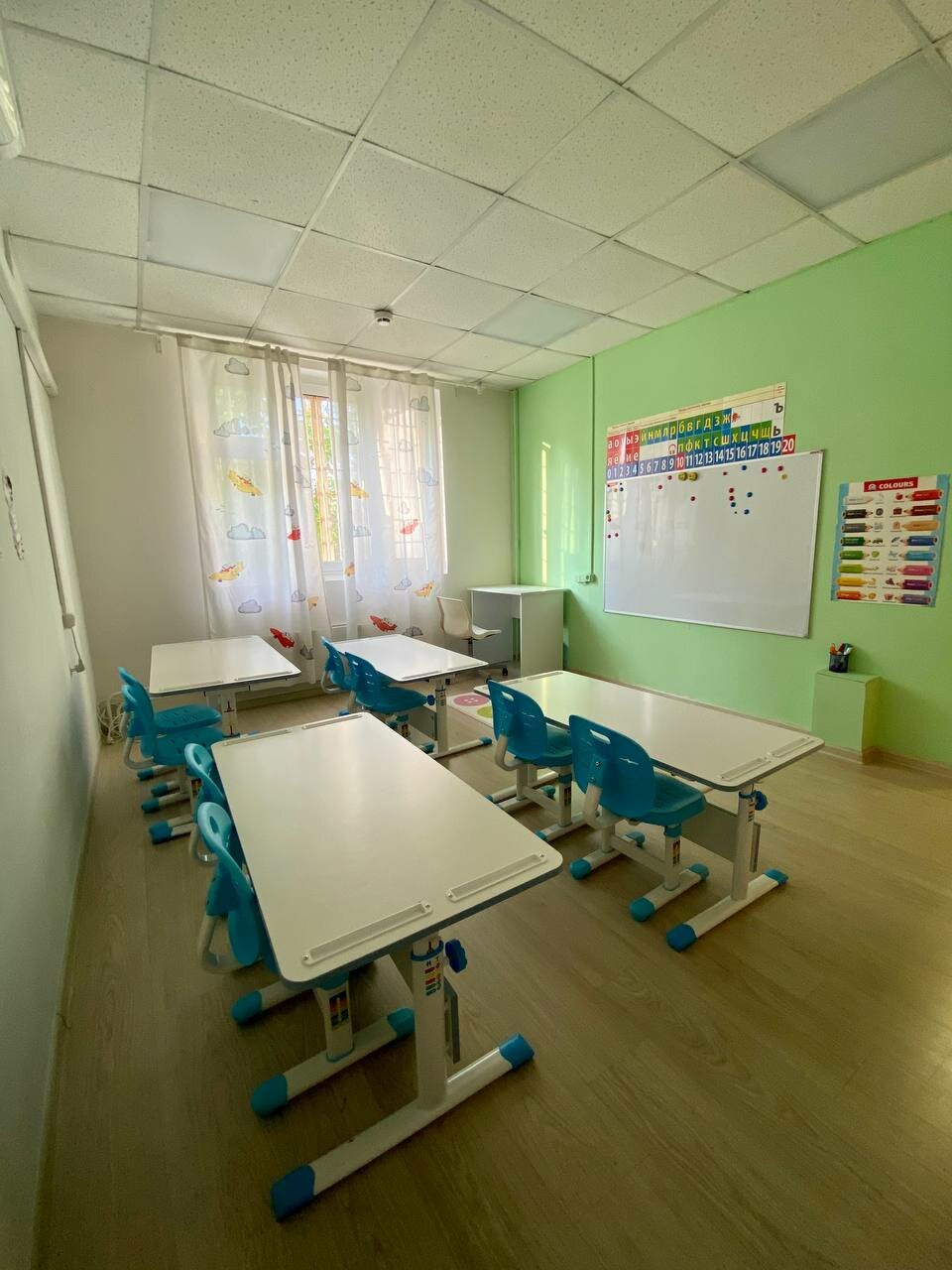 Класс с партами для занятий и подготовки к школе